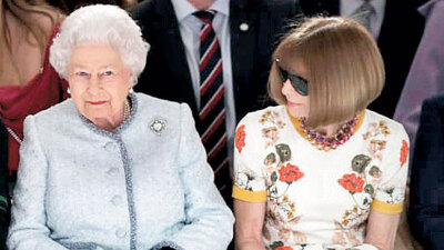 Kraliçe ilk kez moda defilesi izledi!