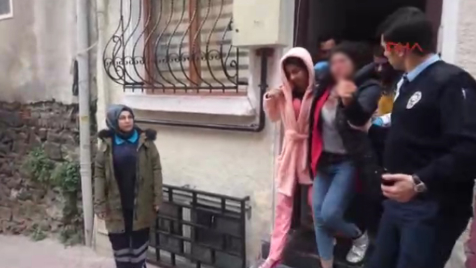 Beyoğlu'nda bıçaklı saldırı! Genç kadın yüzünden yaralandı