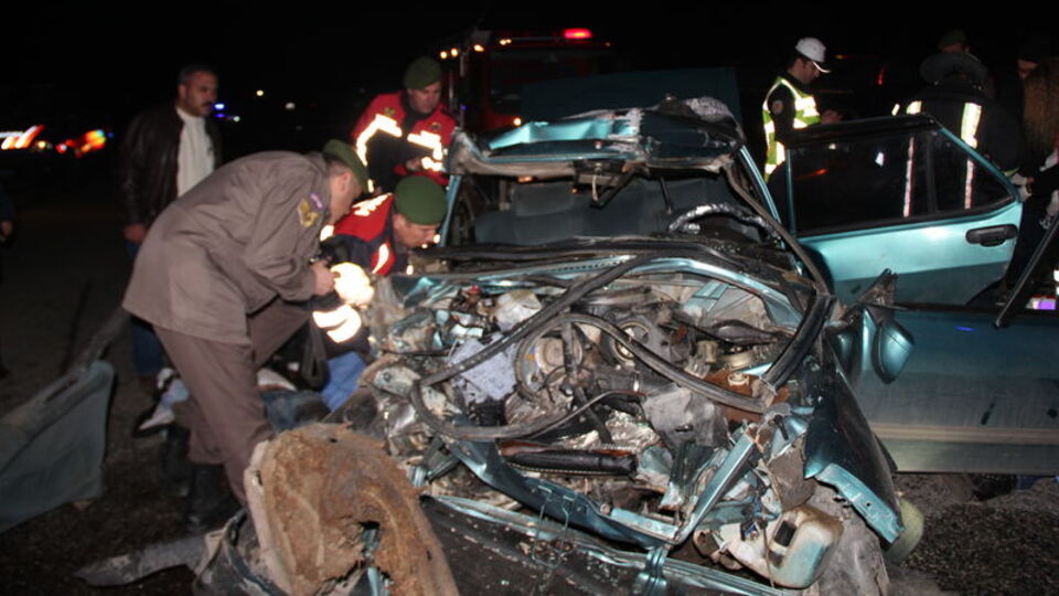Yol kenarındaki TIR'a çarpan otomobilde bulunan