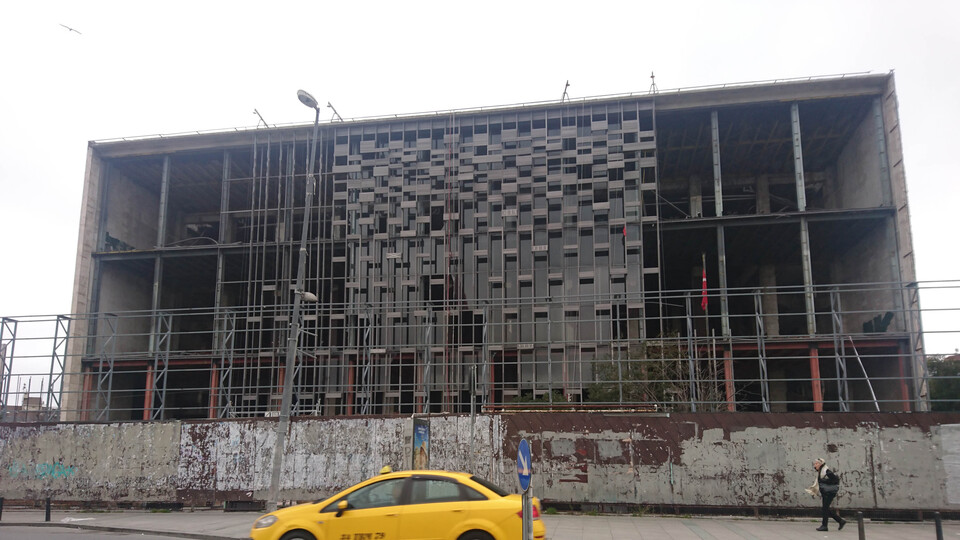 AKM'de son durum: Ön cephe sökülüyor