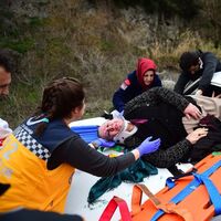 Akıl almaz kaza! Kaput üstünde müdahale edildi