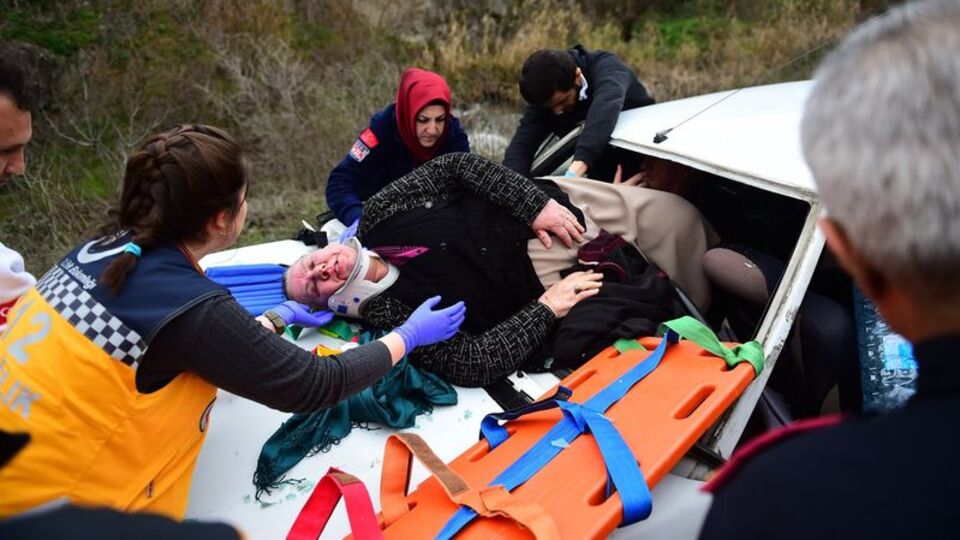 Akıl almaz kaza! Kaput üstünde müdahale edildi