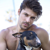 Köpeklerle fotoğraf çekilen yakışıklı erkekler fenomen oldu!