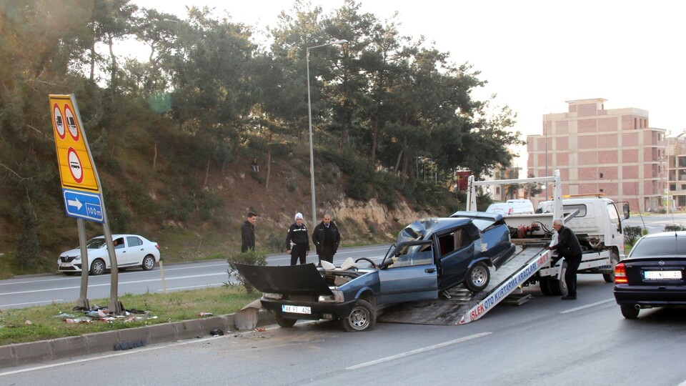 Korkunç kaza: Araç ikiye bölündü