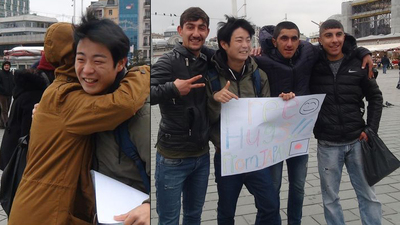 Taksim'de Japon turistler 'sarılmak bedava' pankartı açtı