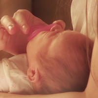 Sürekli huzursuzsa, el veya ayaklarındaki hareketler farklıysa...