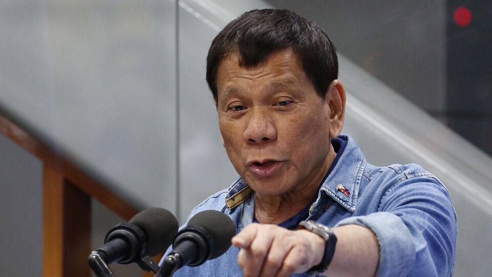 Duterte: İki eşim olduğu için maaşım daha fazla olmalı
