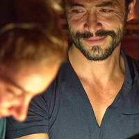 "Aşık değilsen nasıl böyle baktın?"