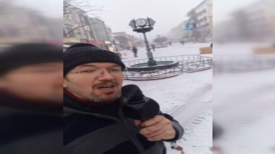 Yok böyle sevinç! Eline mikrofonu alıp...