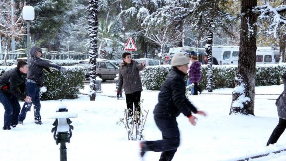 Yoğun kar yağışı nedeniyle o illerde okullar tatil edildi!