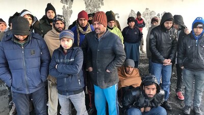 Organizatörler tarafından yol kenarına bırakıldılar