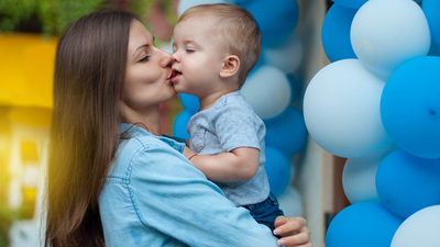 Çocuğunu dudağından öpen ebeveynlere uzmanlardan uyarı!