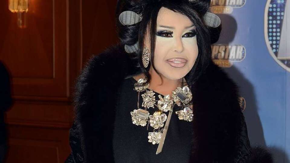 Bülent Ersoy kürk protestosu için kürk giydi