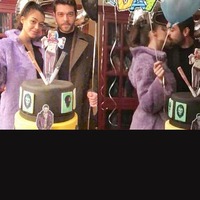 Sürpriz kutlamaya öpücüklü teşekkür