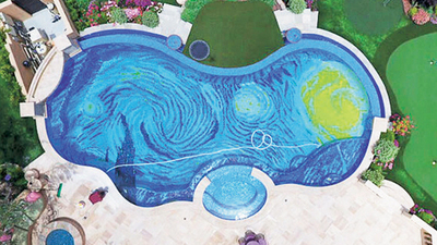 Yıldızlı gecede havuz keyfi