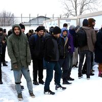 Yunanistan'ın geri gönderdiği kaçaklar, donmak üzereyken kurtarıldı