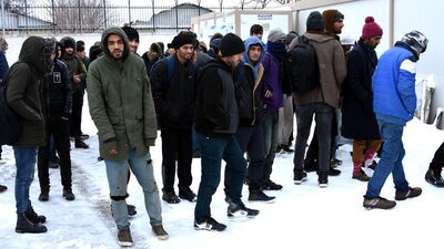 Yunanistan'ın geri gönderdiği kaçaklar, donmak üzereyken kurtarıldı