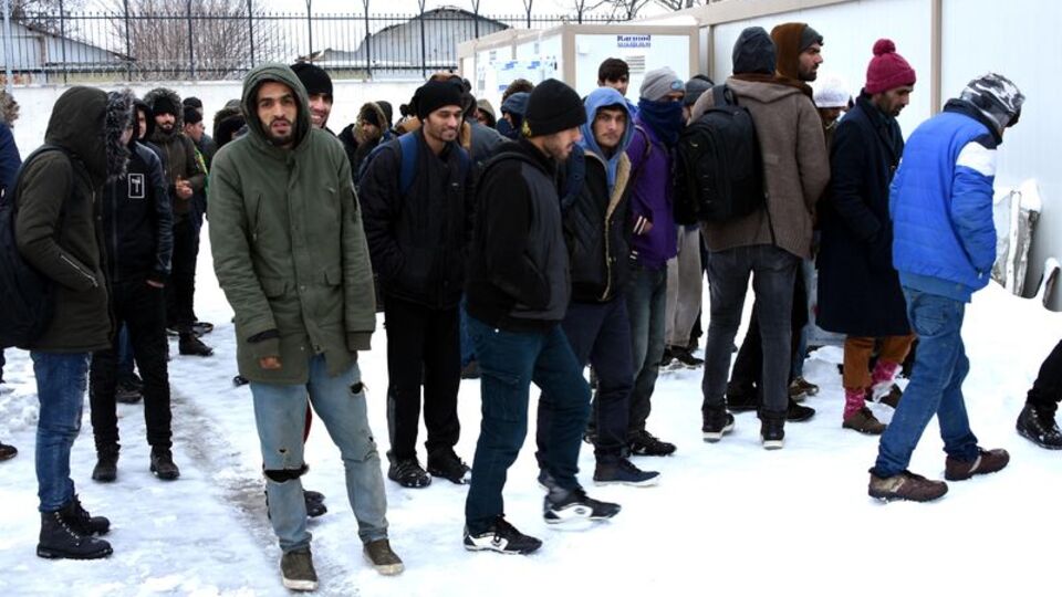 Yunanistan'ın geri gönderdiği kaçaklar, donmak üzereyken kurtarıldı
