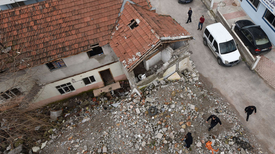 Antalya'da metruk binada erkek cesedi bulundu