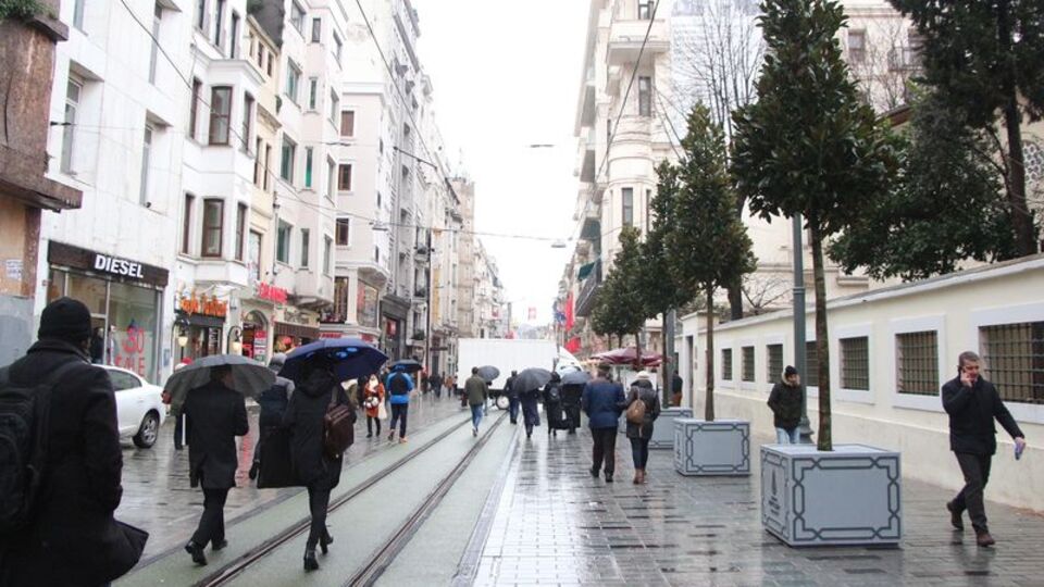 İstiklal Caddesi'nde ağaçlandırma çalışması başladı