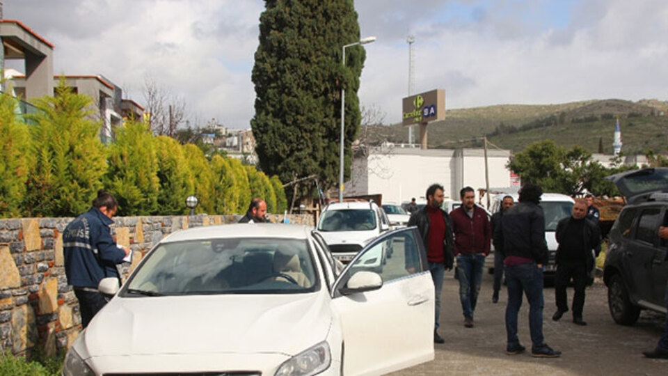 Otomobilin bagajından servet çaldılar