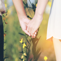 El ele tutuşmanın mucizevi faydası!