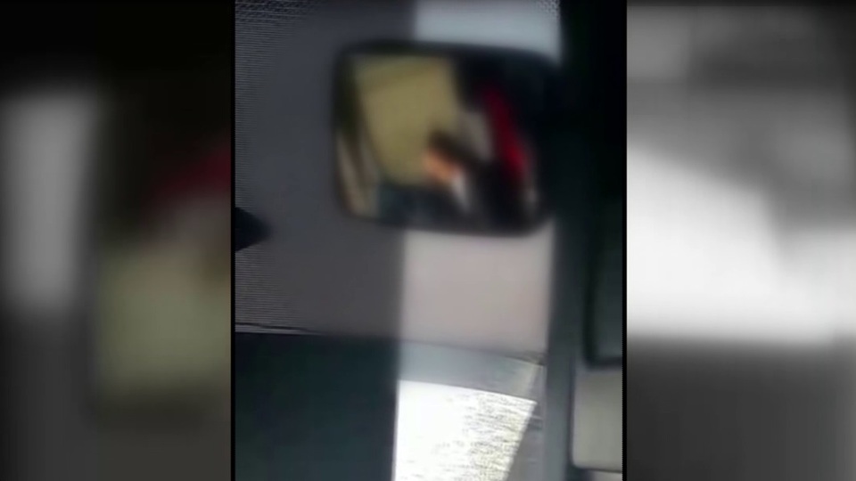 Otobüs şöföründen tepki çeken hareket!