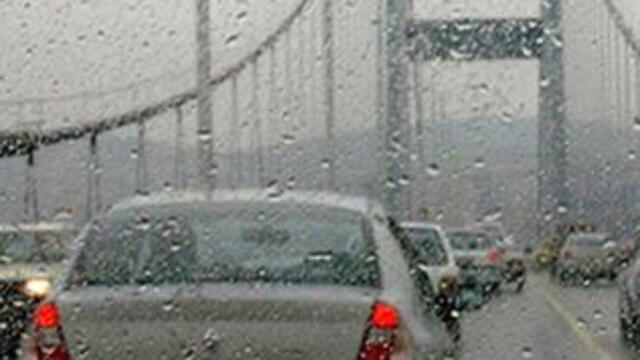 Sağanak yağış trafiği felç etti!
