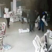 Hemen işe koyuldular, 1.5 dakikada hallettiler! O anlar kamerada