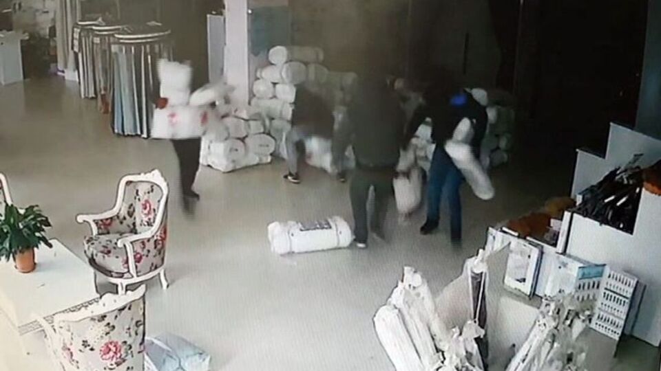 Hemen işe koyuldular, 1.5 dakikada hallettiler! O anlar kamerada