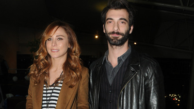 Dizi setine sevgiliden çiçek