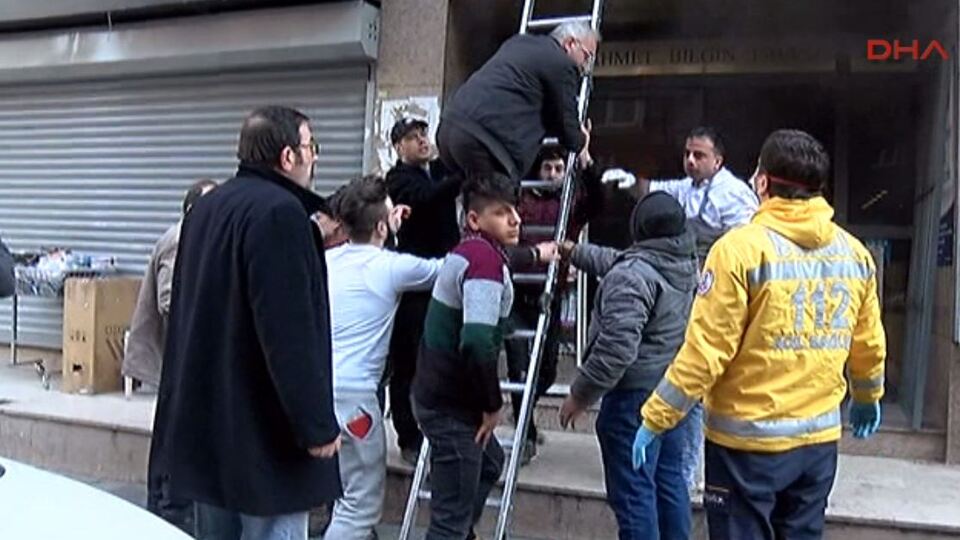 İstanbul'da yangın paniği! Böyle kurtarıldılar!
