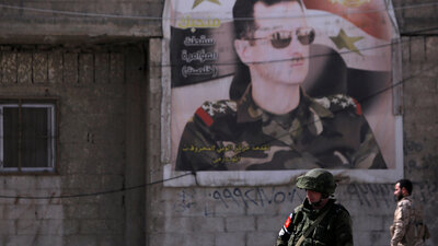 Rus askerleri Esad posterleriyle görüntülendi