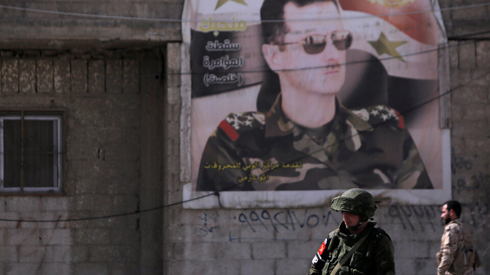 Rus askerleri Esad posterleriyle görüntülendi