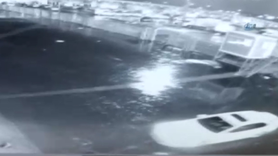 Yolun bittiğini fark etmedi! Güvenlik kamerasına saniye saniye yansıdı