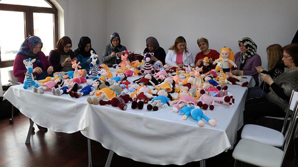 Lösemili çocuklar için organik ipten oyuncak ördüler