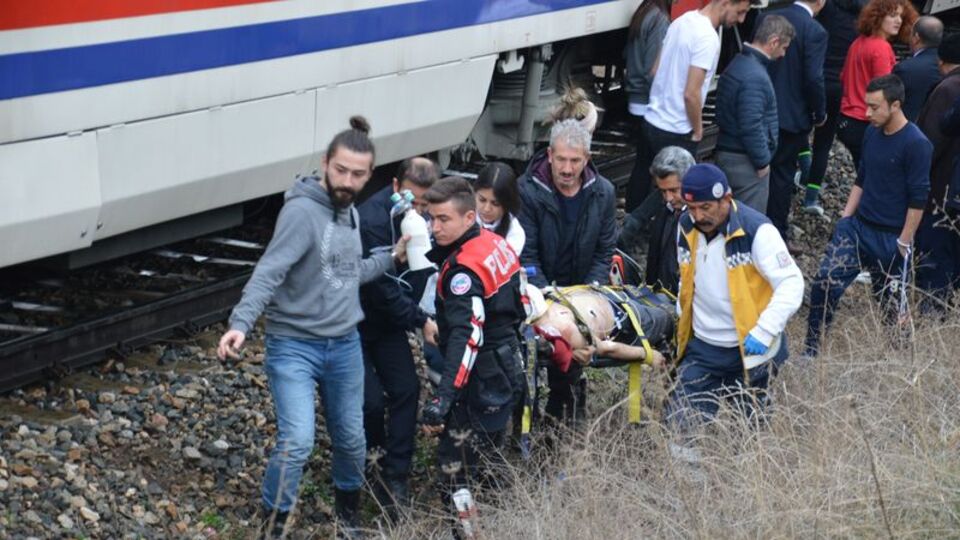 Üniversitelilerin gözdesi tren öğrenciye çarptı!