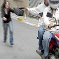 Motosikletli kapkaççıyı, güvercin merakı yakalattı