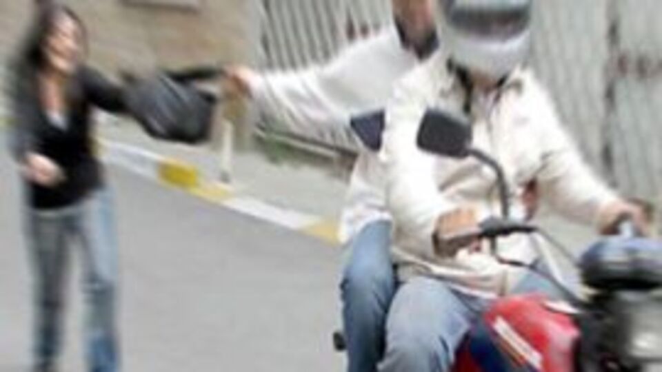 Motosikletli kapkaççıyı, güvercin merakı yakalattı