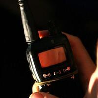 Yakalanmamak için polis telsizi dinliyorlarmış