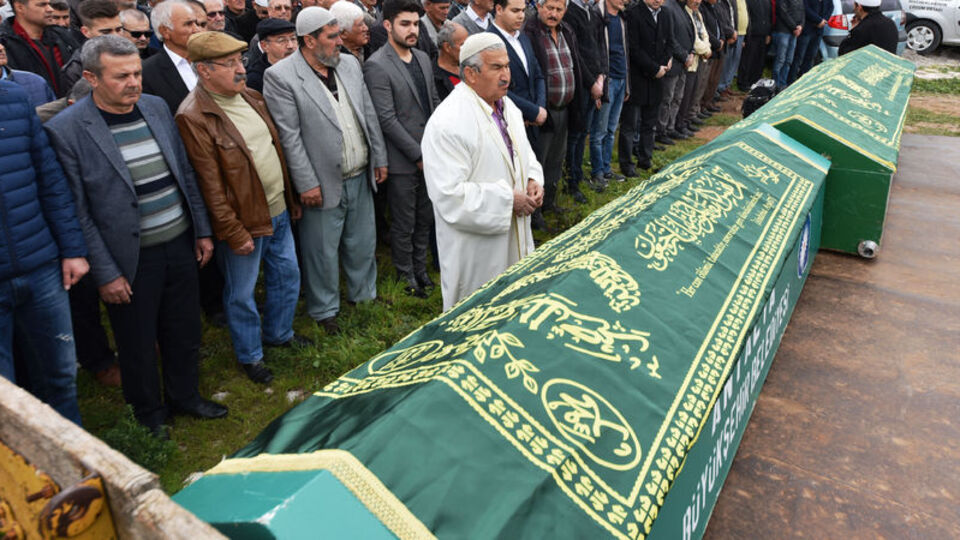Yan yana defnedildiler! Arada sadece iki saat var...