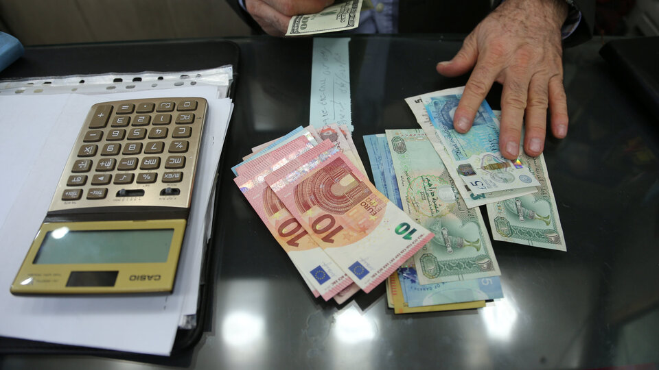 İran'da döviz karaborsaya düştü, döviz büroları önünde kuyruklar oluştu!