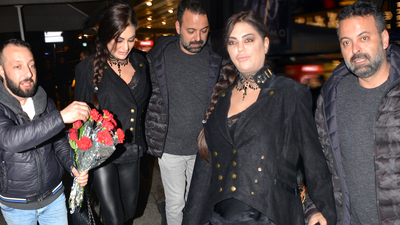 Sosyetik güzel bir oturuşta 3 tost yedi