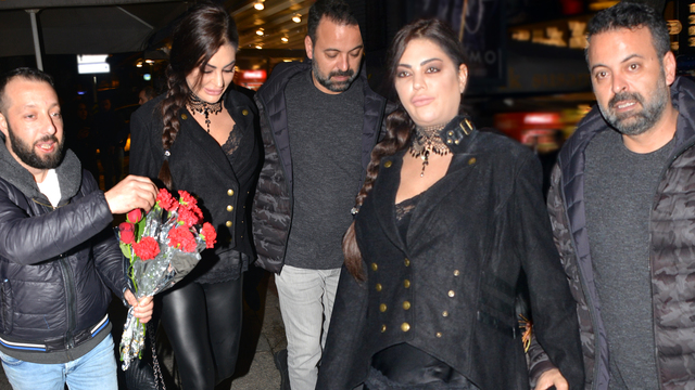 Sosyetik güzel bir oturuşta 3 tost yedi