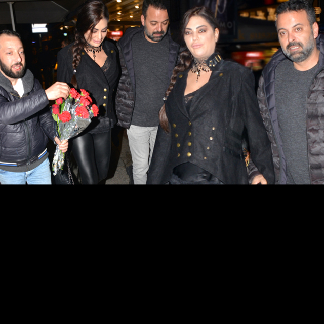 Sosyetik güzel bir oturuşta 3 tost yedi