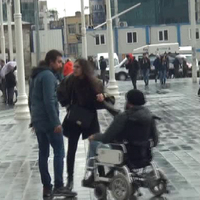 Yol ortasında şiddet gören kadının imdadına sadece engelli bir vatandaş koştu!