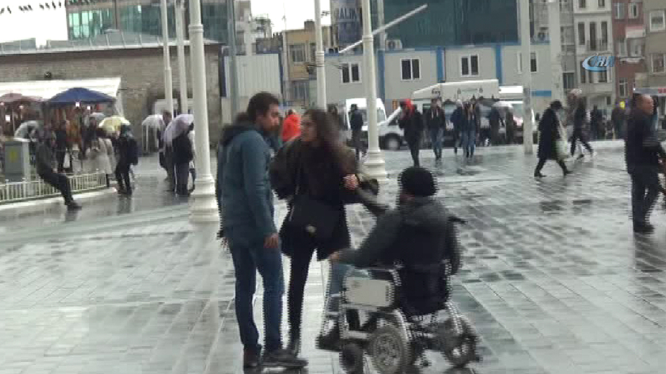 Yol ortasında şiddet gören kadının imdadına sadece engelli bir vatandaş koştu!