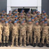 Kahraman askerler aynı karede! Yaralı halde sırtında taşımıştı