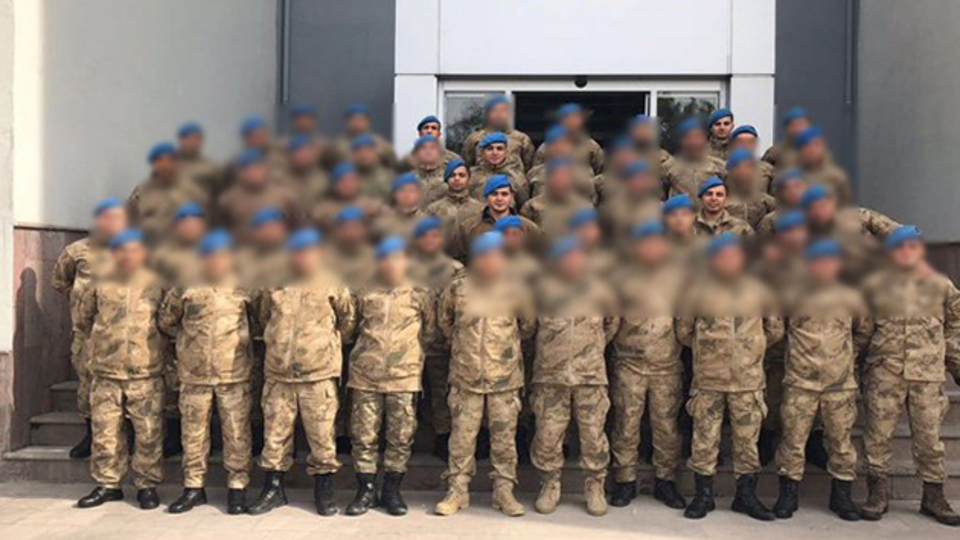 Kahraman askerler aynı karede! Yaralı halde sırtında taşımıştı