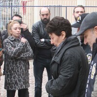 Ünlü şarkıcı şüphelilerin adliyeye götürülüşünü böyle izledi